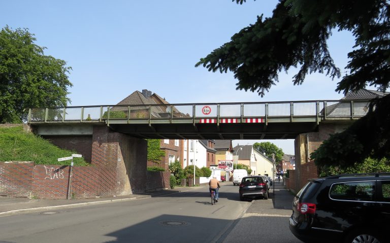 Beweissicherung vor Errichtung einer Eisenbahnbrücke, Hubert-Prott-Str., Frechen © SNK architekten · ingenieure